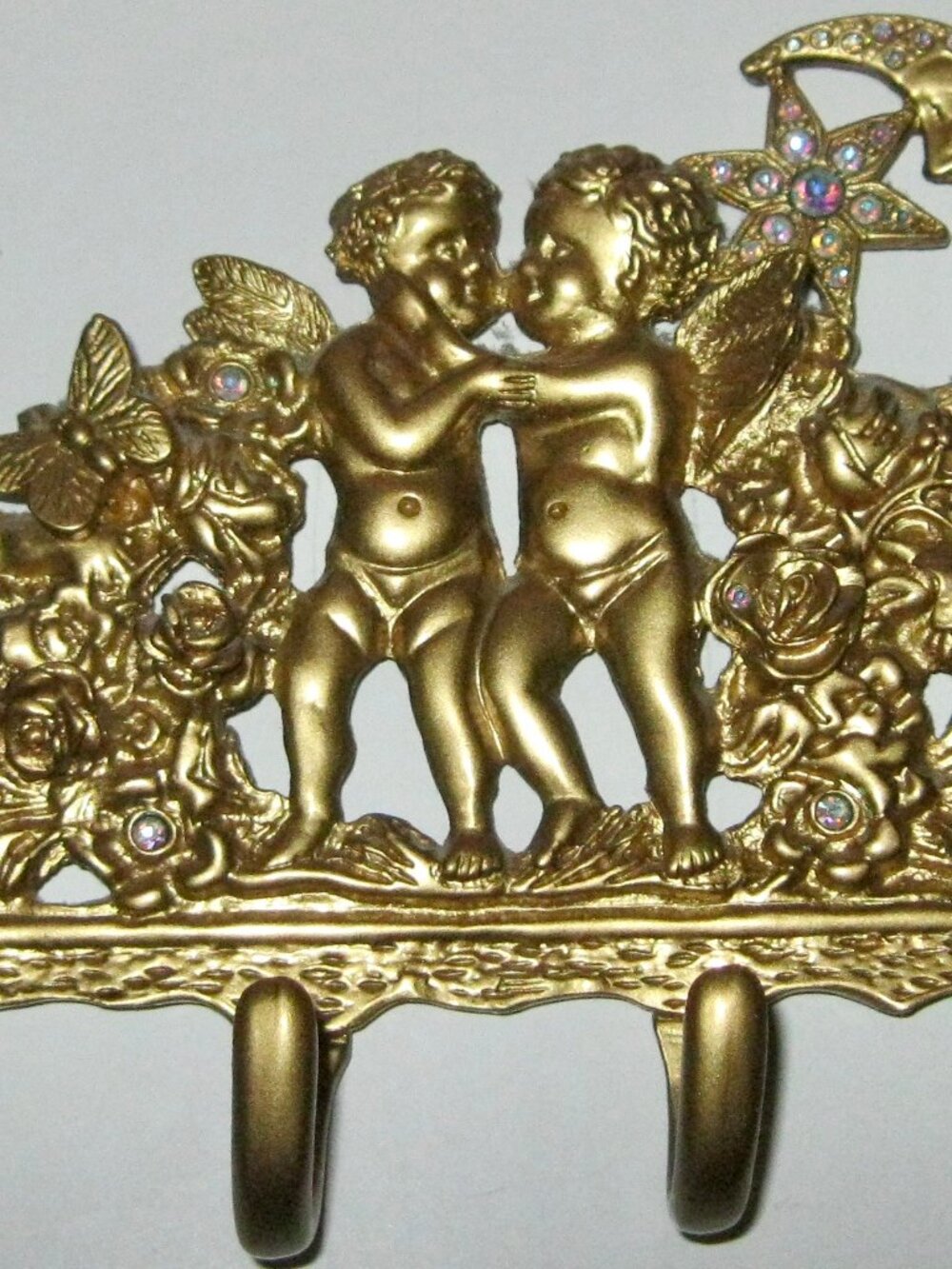 "KIRKS FOLLY RARE/VINTAGE/SIGNED WALL MOUNTED JEWELRY HANGER W/BABY ANGELS"